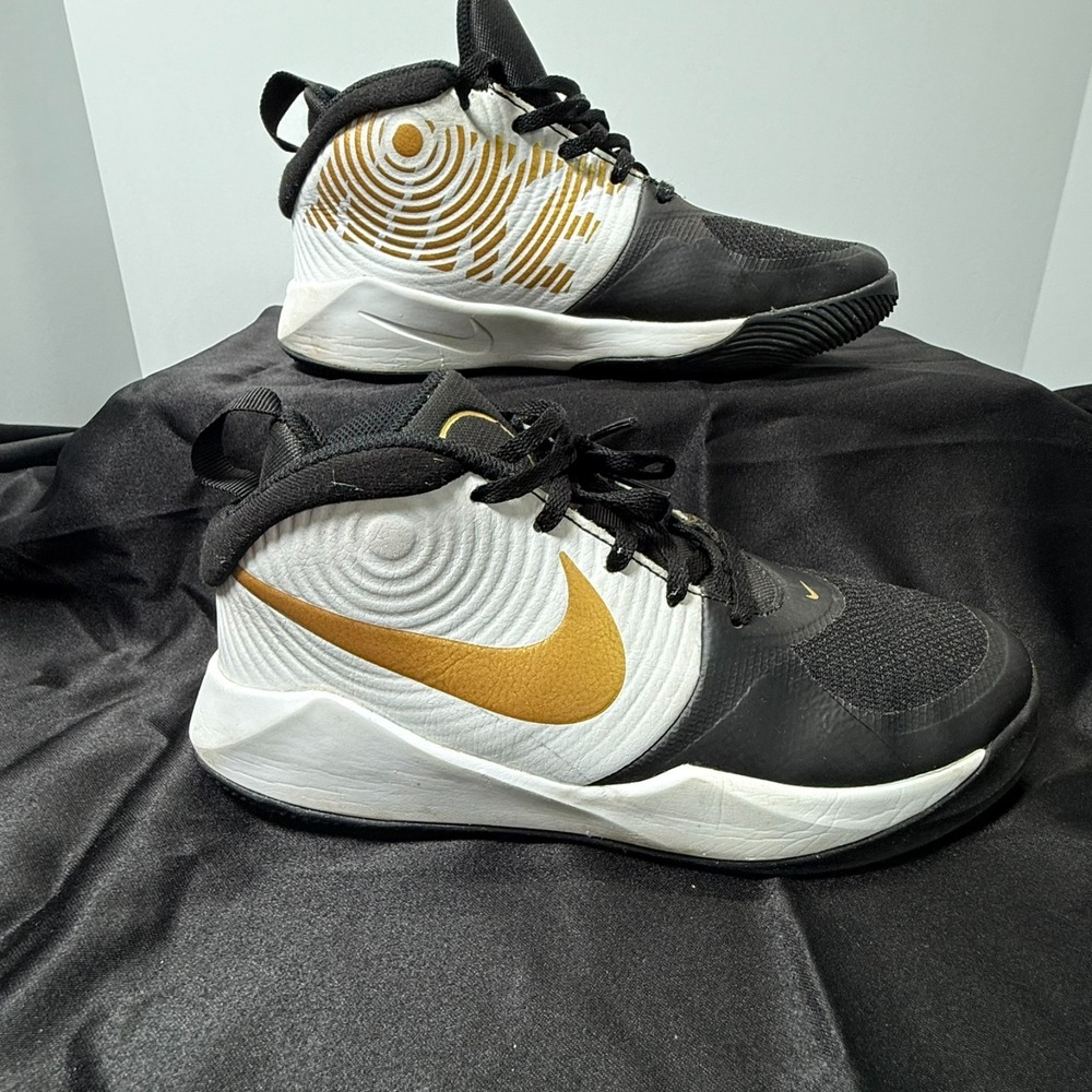 Nike Team Hustle D9 Basketball Shoes Gold/Black/White AQ4224-004 Youth Size 5.5